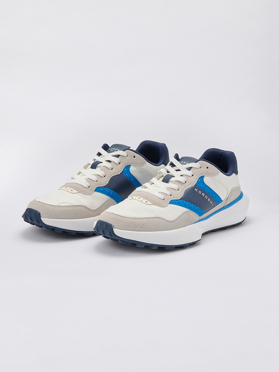 Baskets blanches pour homme avec lacets. En polyuréthane et polyester, confortables, légères et polyvalentes.
