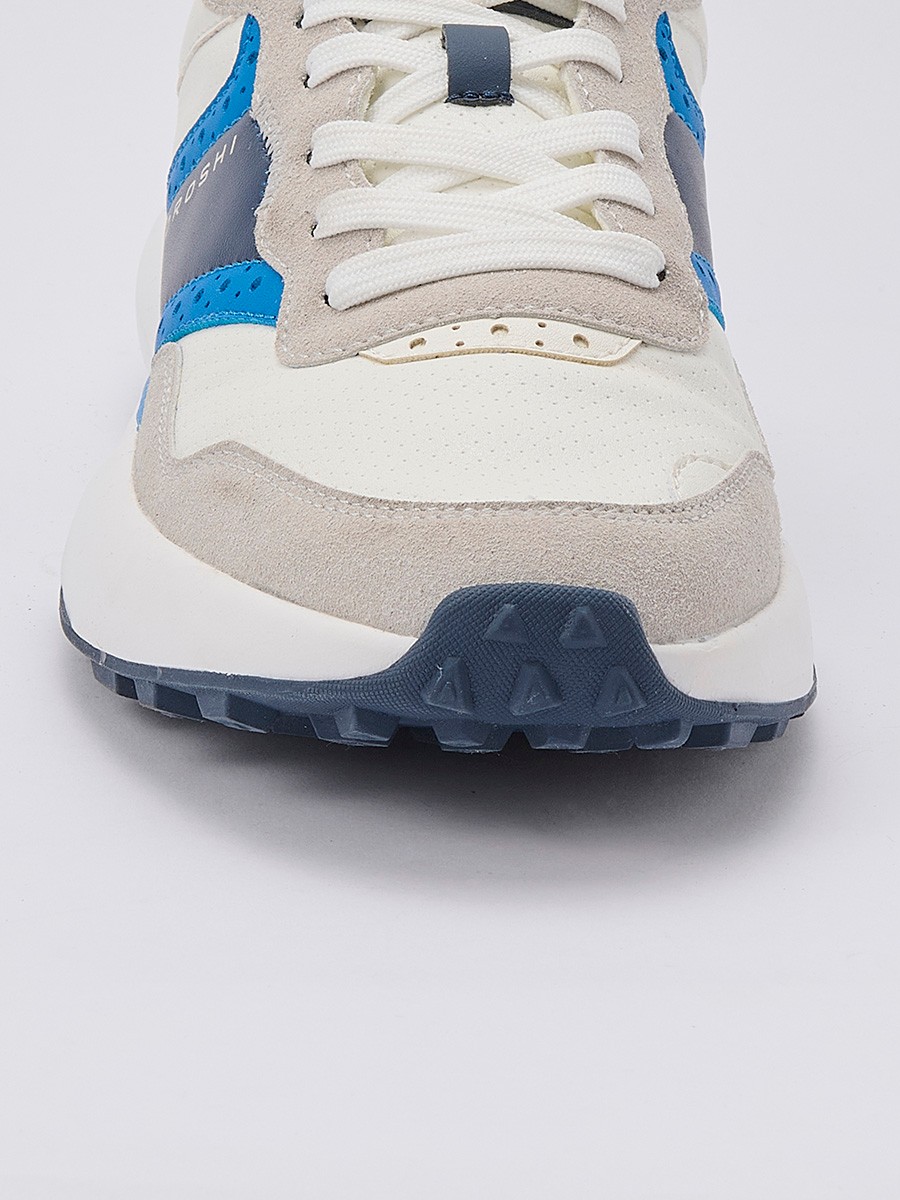 Baskets blanches pour homme avec lacets. En polyuréthane et polyester, confortables, légères et polyvalentes.