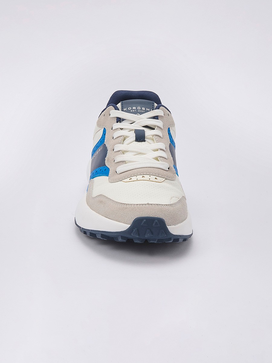 Baskets blanches pour homme avec lacets. En polyuréthane et polyester, confortables, légères et polyvalentes.