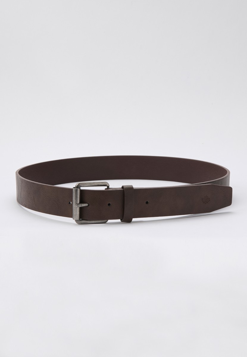 Ceinture homme en simili cuir marron. 100 % polyuréthane, résistante et polyvalente pour tenues casual ou habillées.