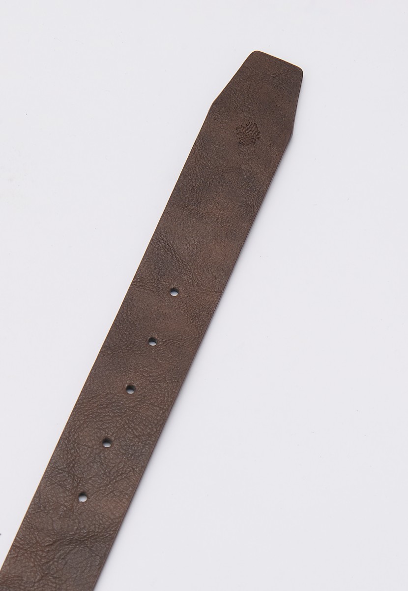 Ceinture homme en simili cuir marron. 100 % polyuréthane, résistante et polyvalente pour tenues casual ou habillées.
