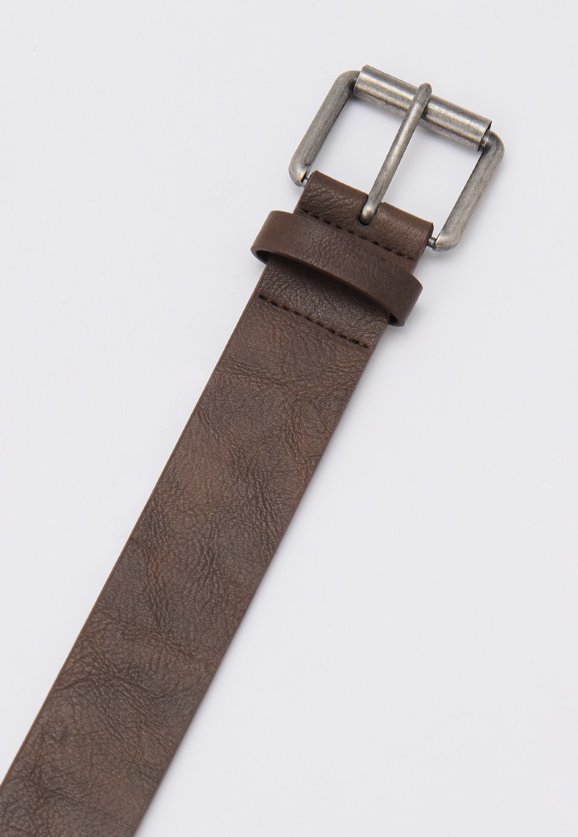 Ceinture homme en simili cuir marron. 100 % polyuréthane, résistante et polyvalente pour tenues casual ou habillées.