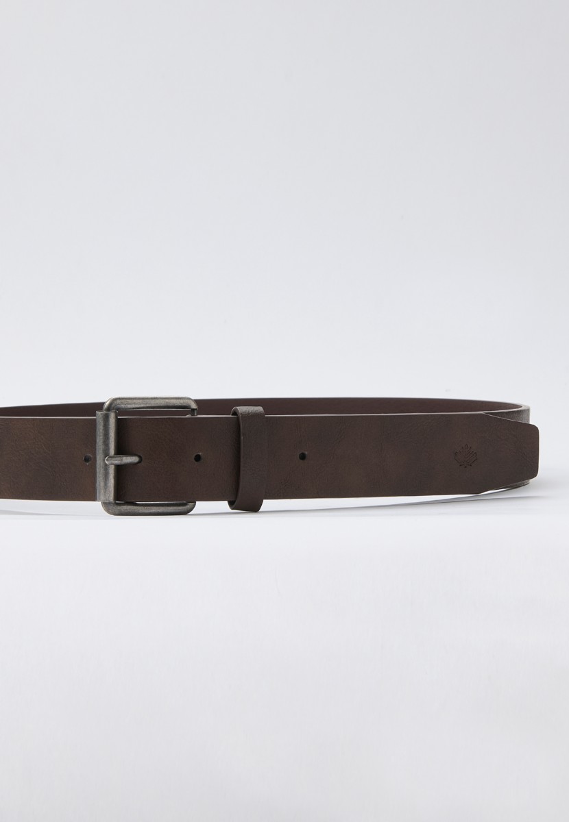 Ceinture homme en simili cuir marron. 100 % polyuréthane, résistante et polyvalente pour tenues casual ou habillées.