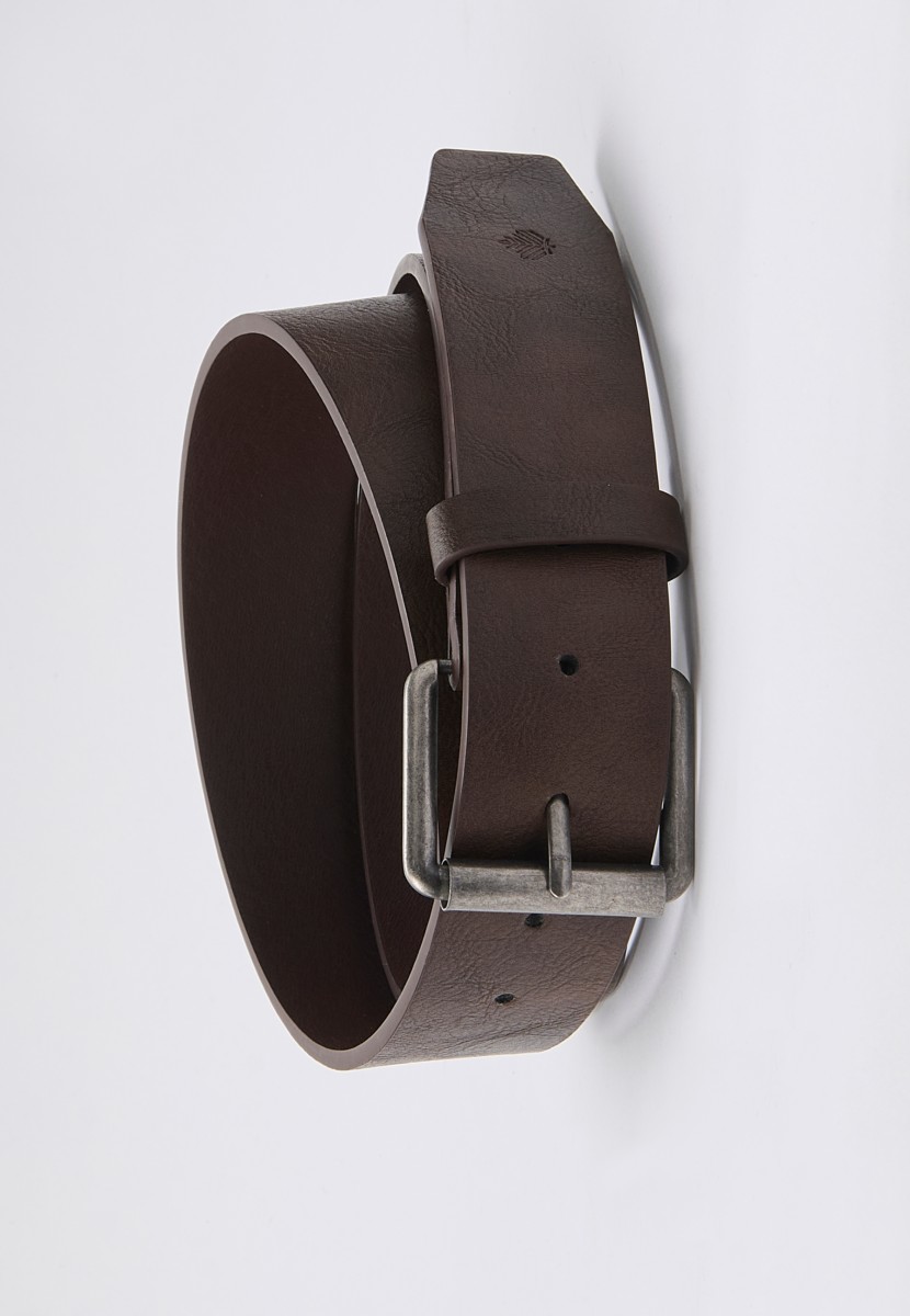 Ceinture homme en simili cuir marron. 100 % polyuréthane, résistante et polyvalente pour tenues casual ou habillées.