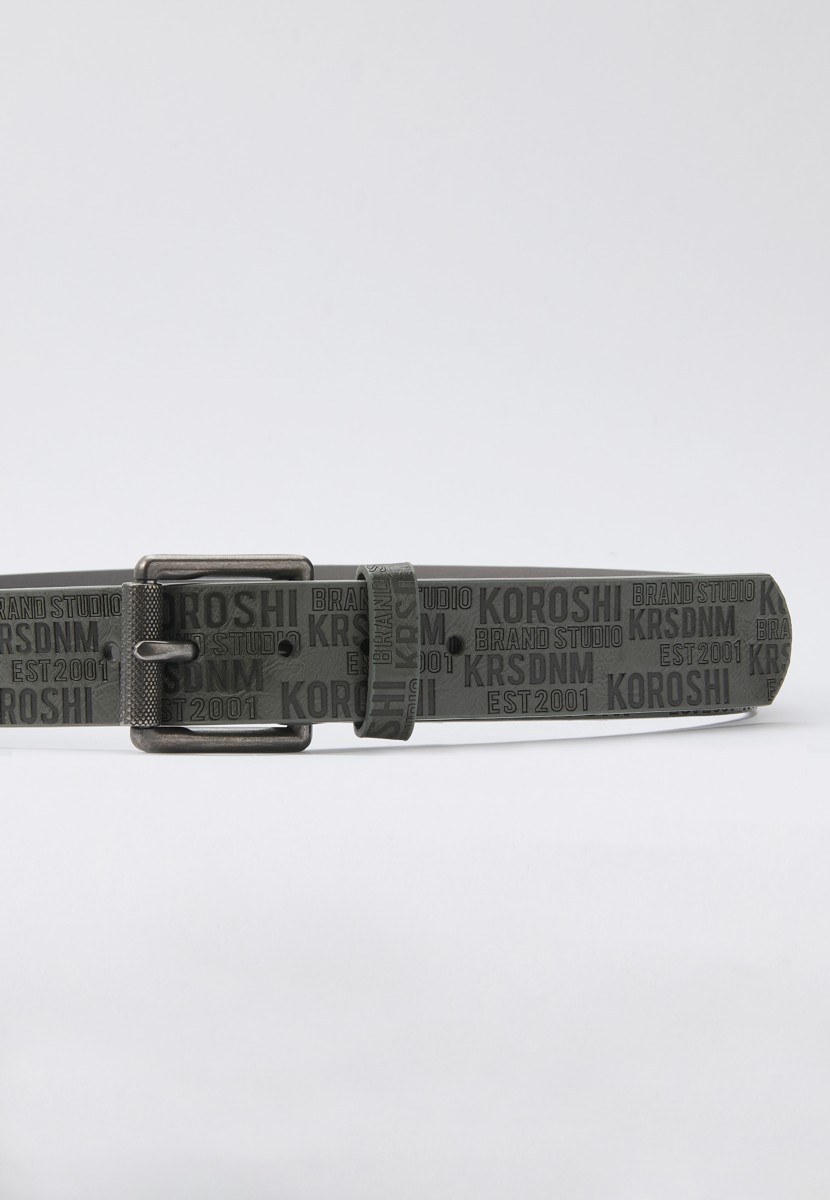 Ceinture homme en simili cuir gris. 100 % polyuréthane, résistante et polyvalente pour tenues casual ou habillées.