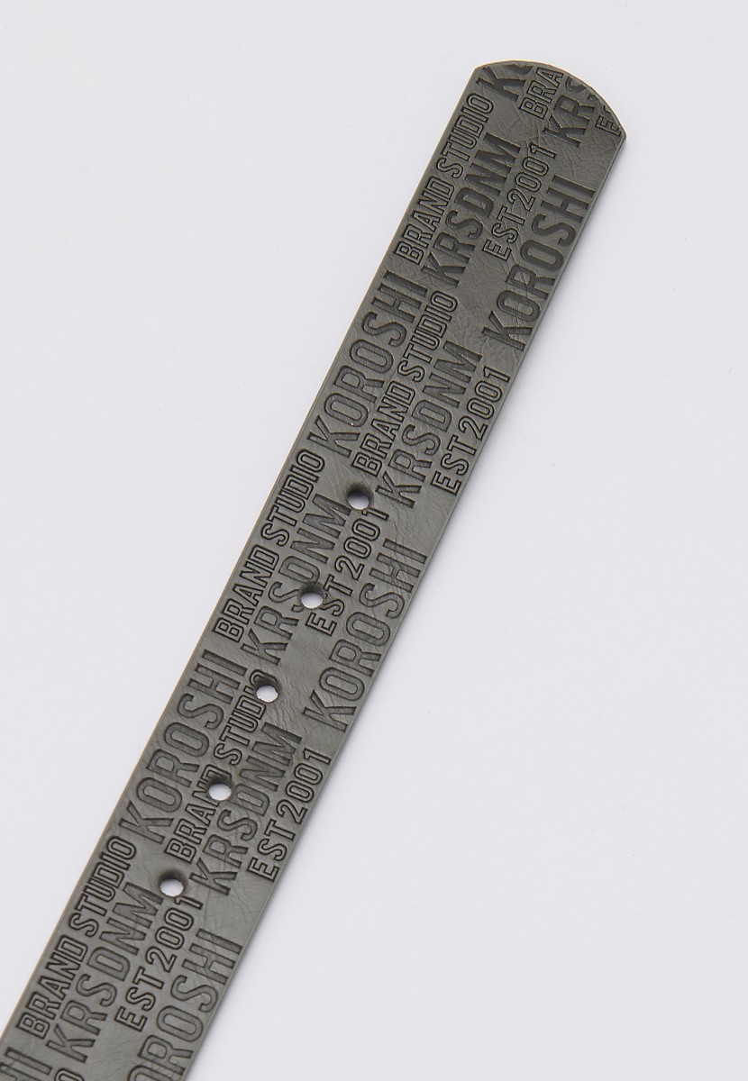 Ceinture homme en simili cuir gris. 100 % polyuréthane, résistante et polyvalente pour tenues casual ou habillées.