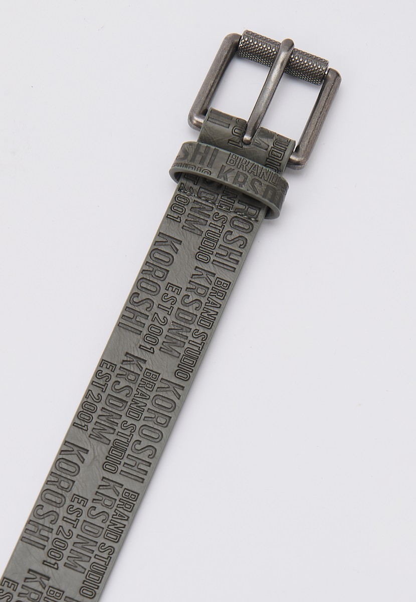 Ceinture homme en simili cuir gris. 100 % polyuréthane, résistante et polyvalente pour tenues casual ou habillées.