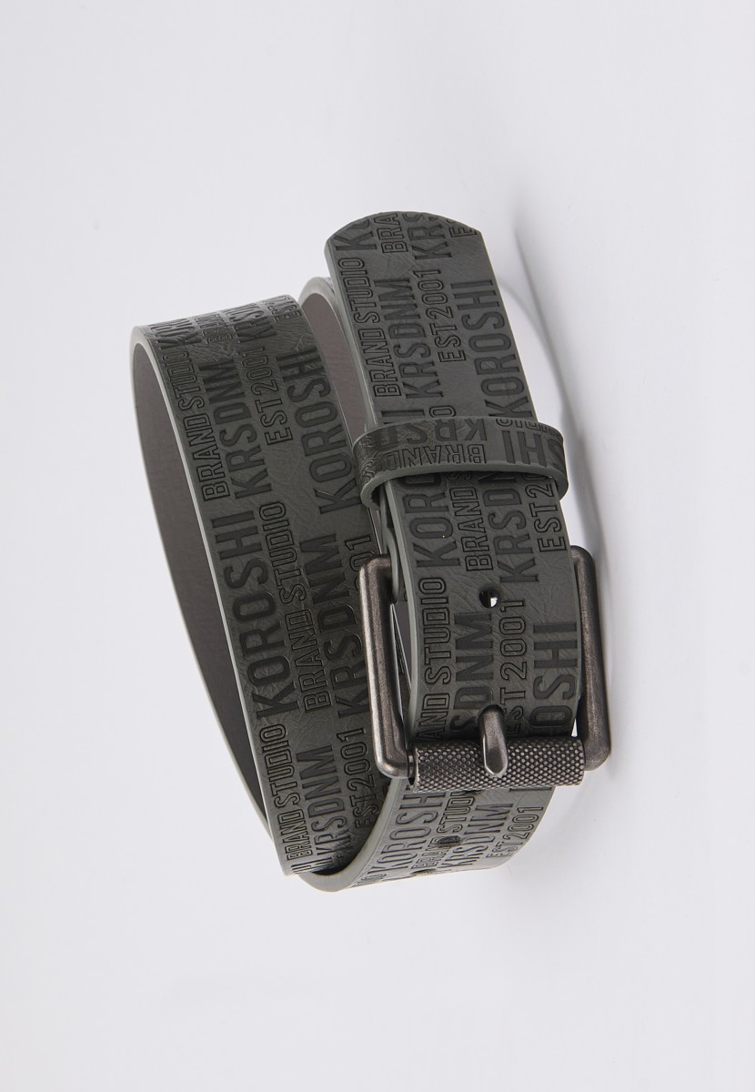 Ceinture homme en simili cuir gris. 100 % polyuréthane, résistante et polyvalente pour tenues casual ou habillées.