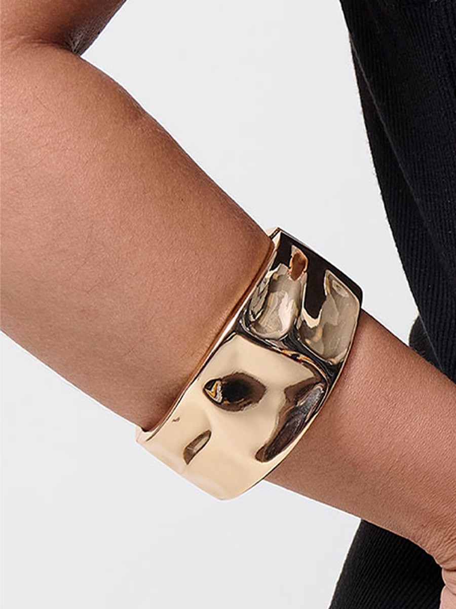 Pulsera rígida dorada con cierre para mujer 3