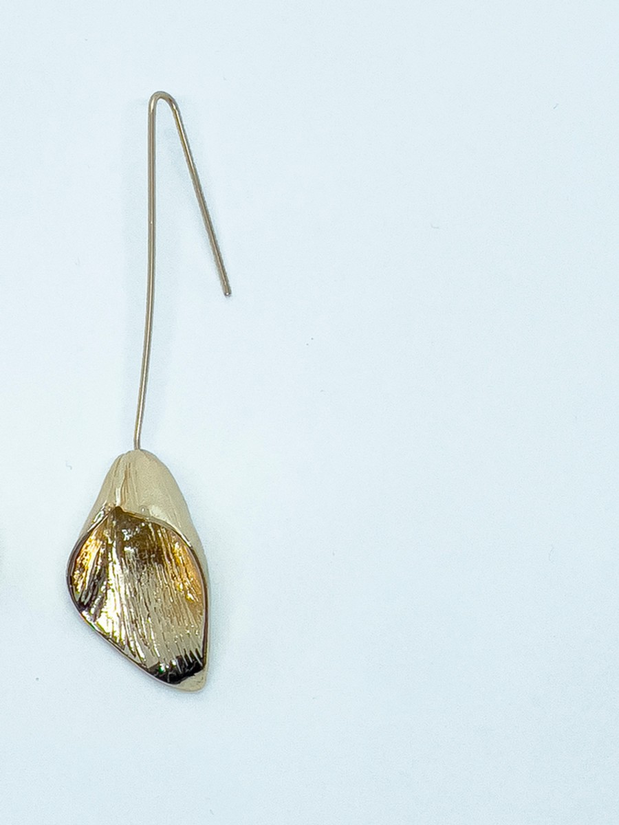 Pendientes dorados colgantes con diseño de flor para mujer 1