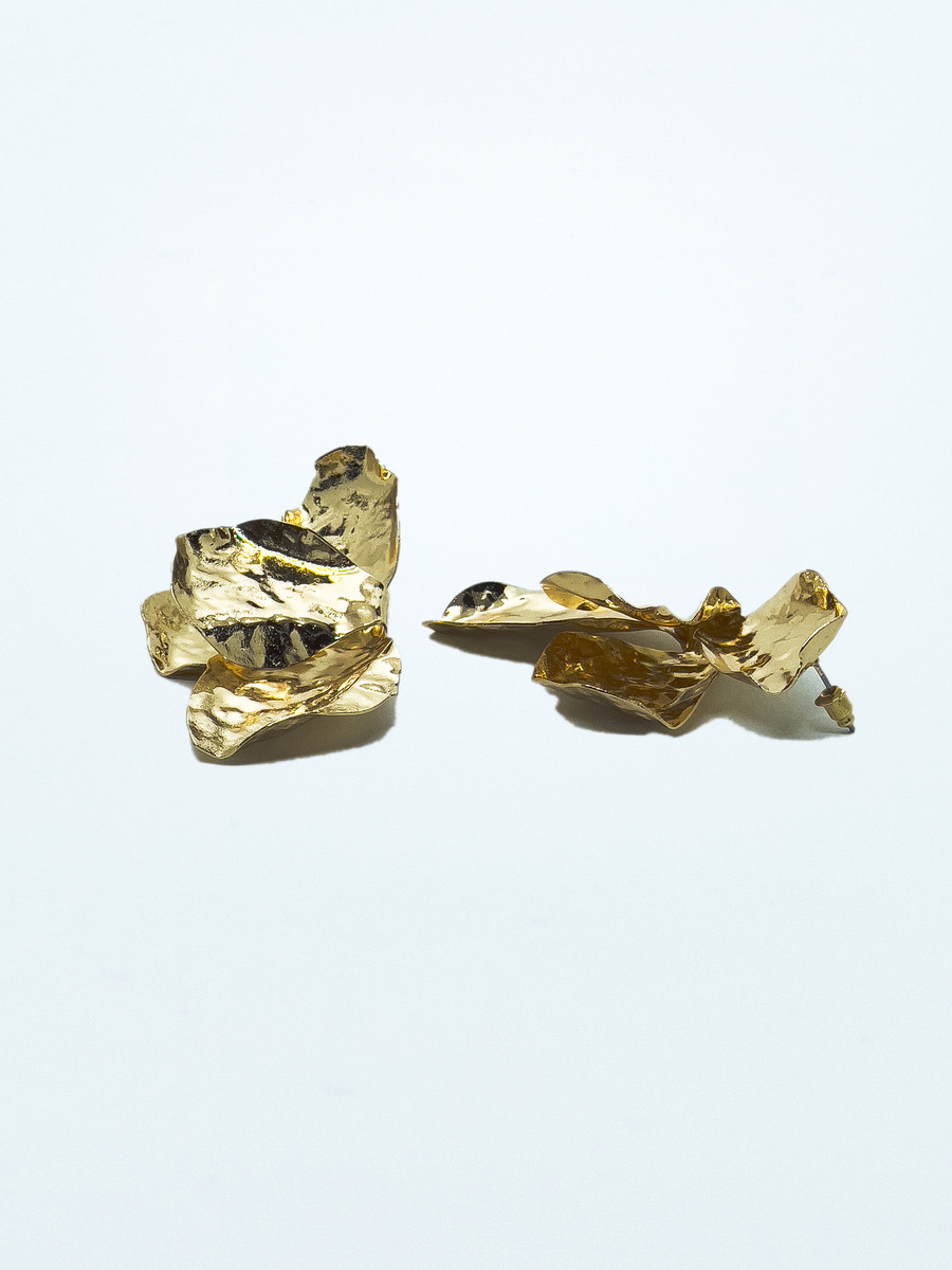 Pendientes grandes dorados diseño media flor para mujer