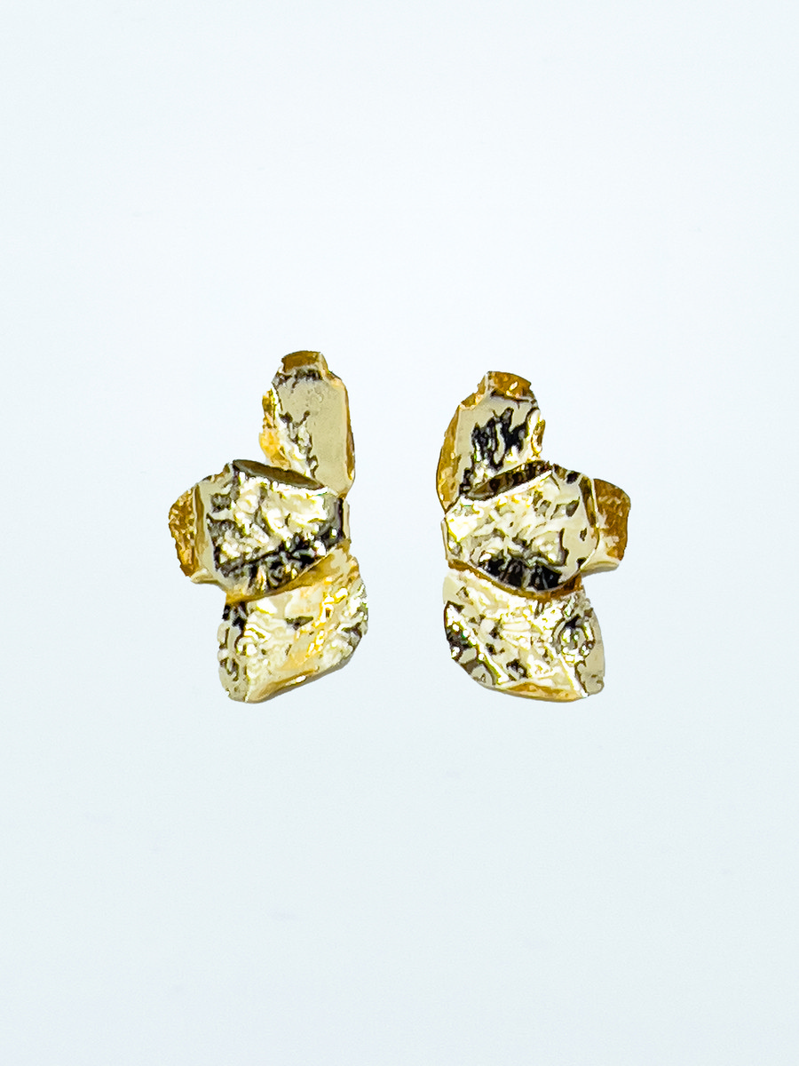 Boucles d’oreilles dorées grandes demi-fleur pour femme