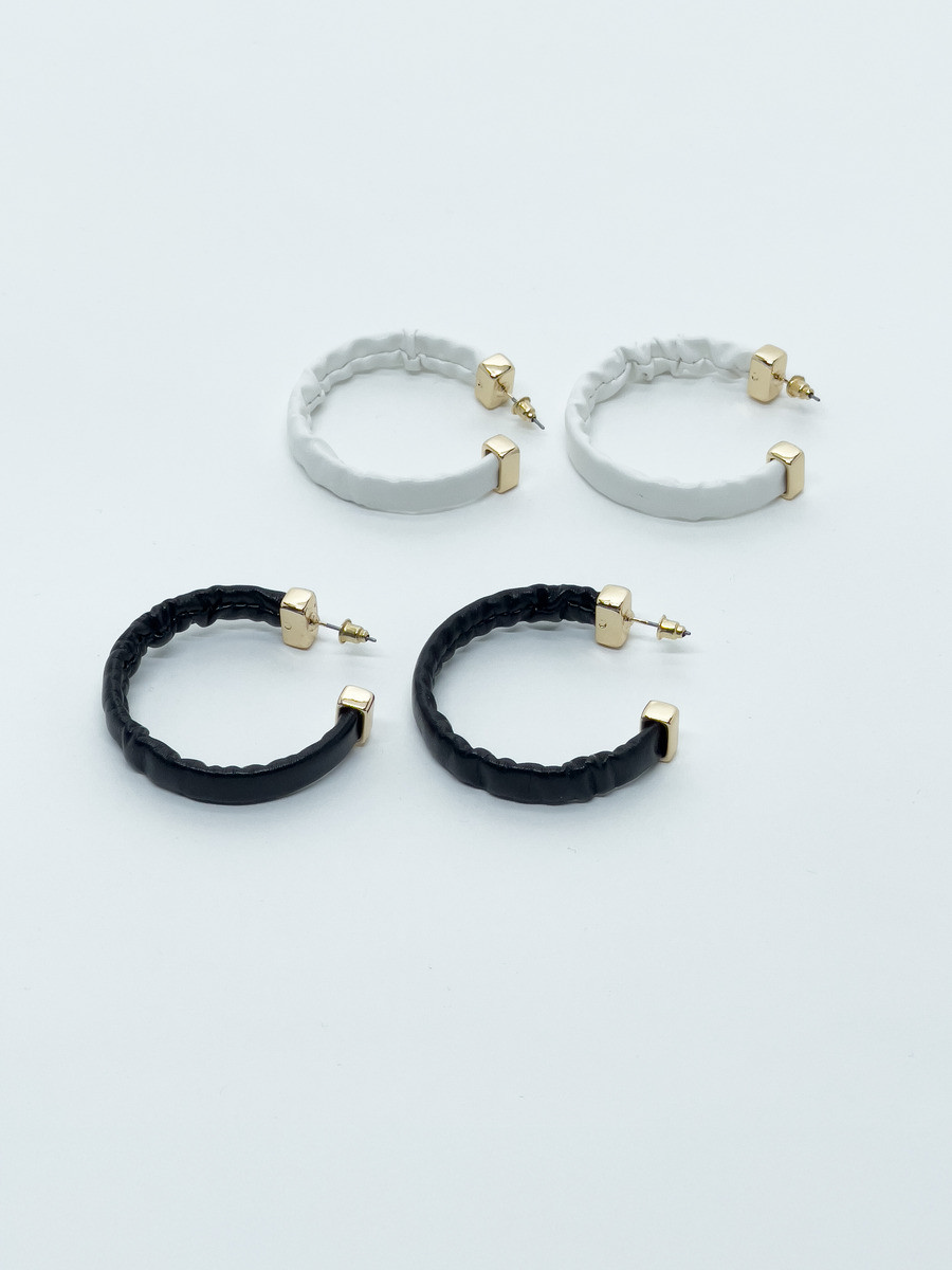 Set de créoles effet cuir blanc et noir finition dorée pour femme 1