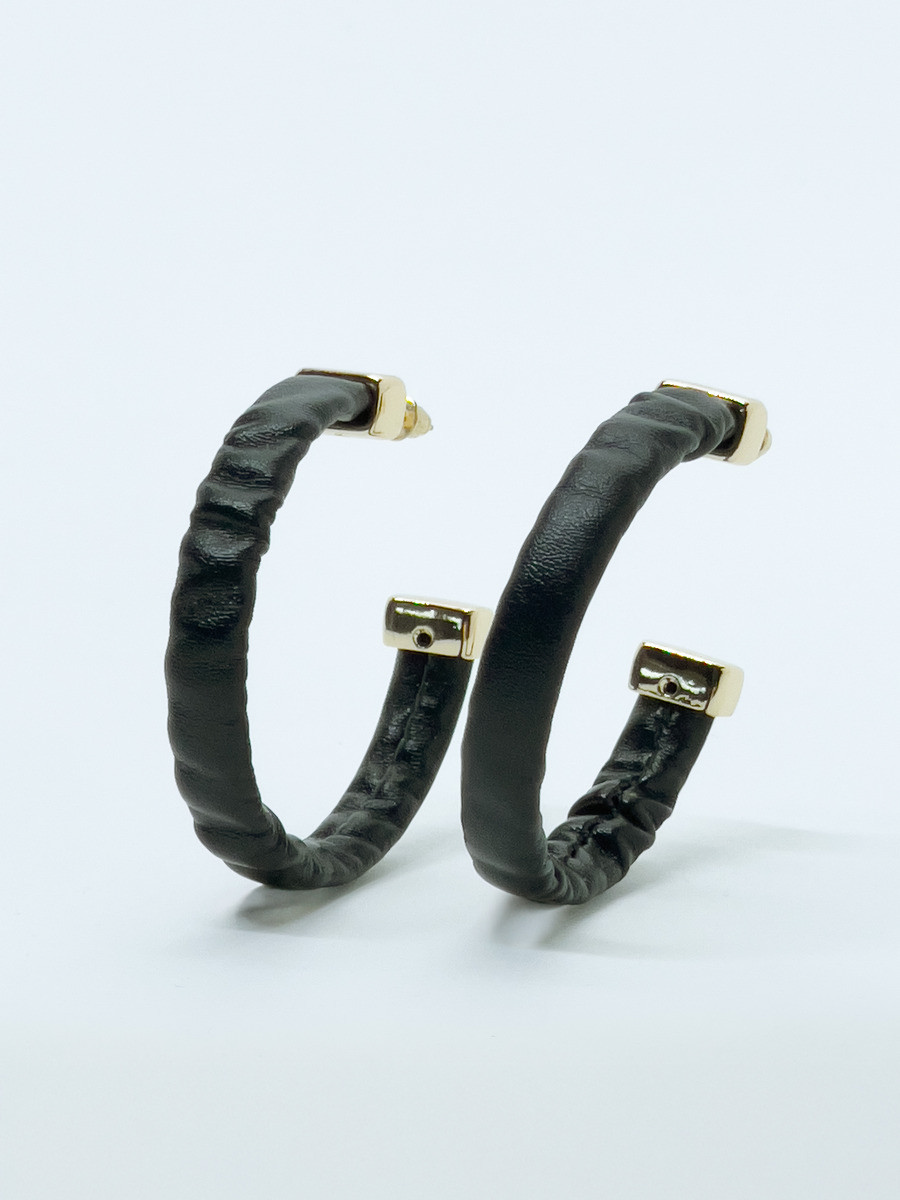 Set de créoles effet cuir blanc et noir finition dorée pour femme 3