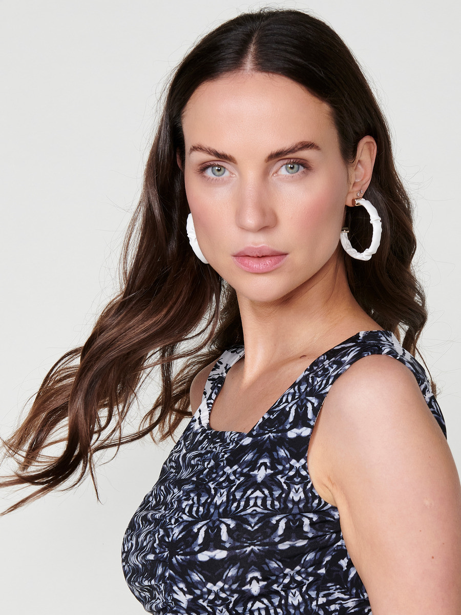 Set de aros efecto piel blanco y negro con acabado dorado para mujer 1