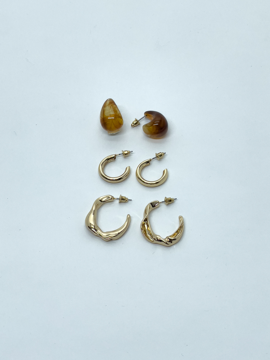 Set de trois boucles d’oreilles créoles dorées et effet écaille pour femme 2