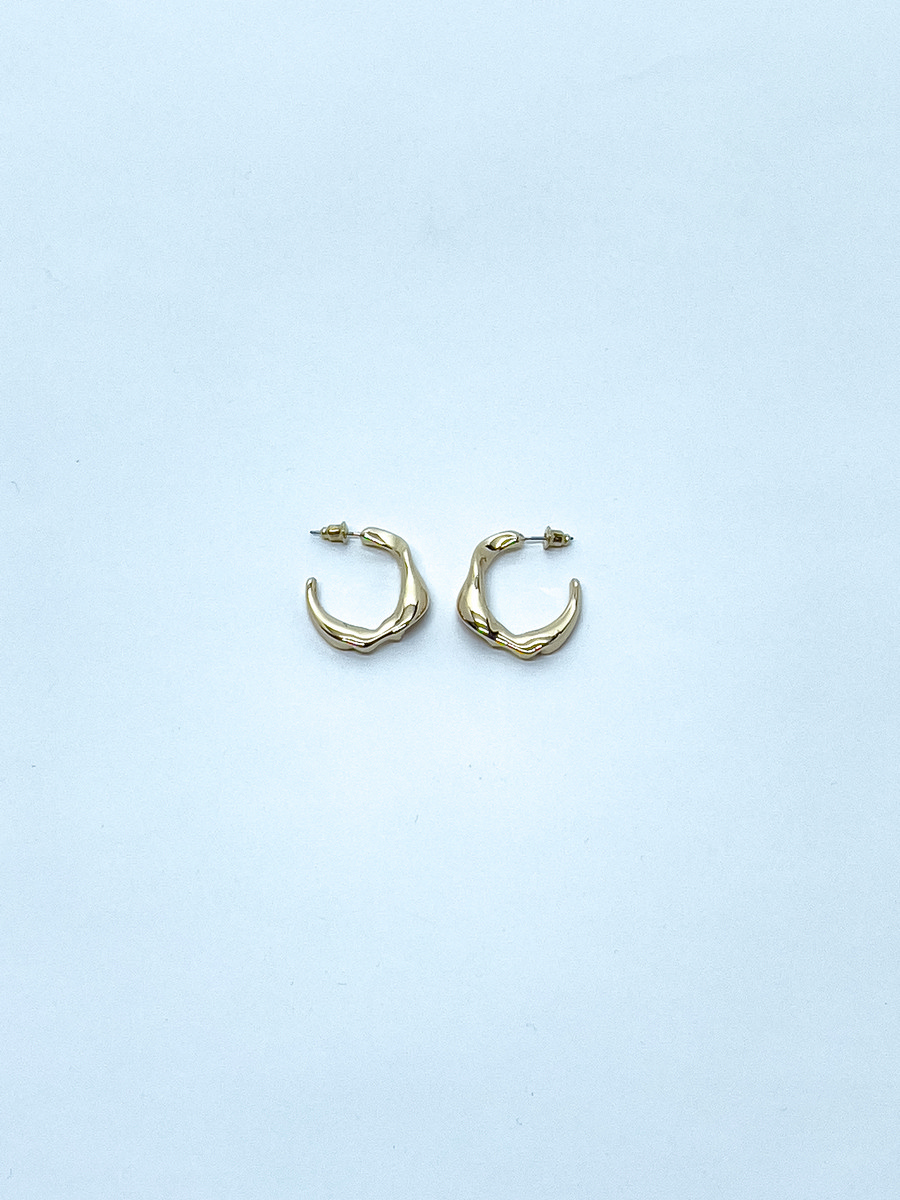 Set de trois boucles d’oreilles créoles dorées et effet écaille pour femme