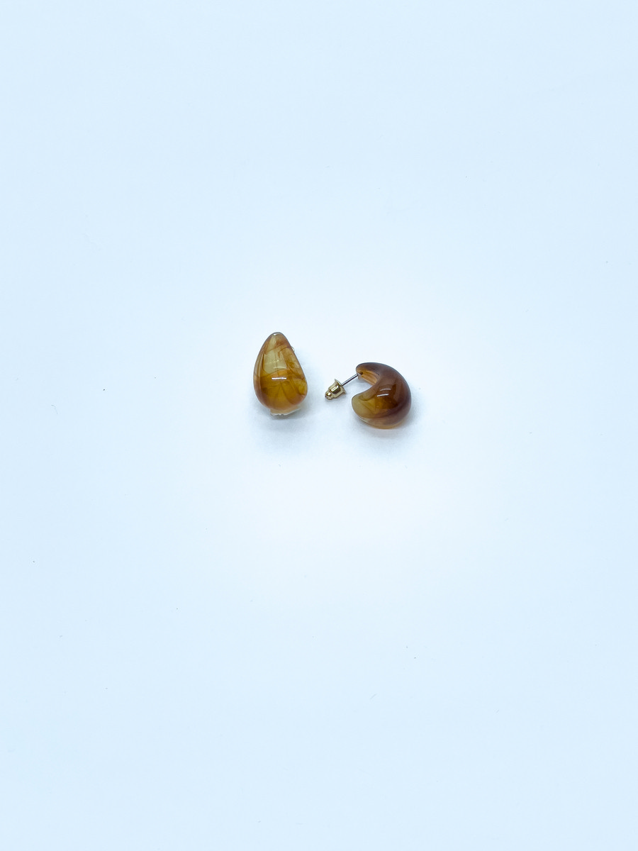 Set de trois boucles d’oreilles créoles dorées et effet écaille pour femme