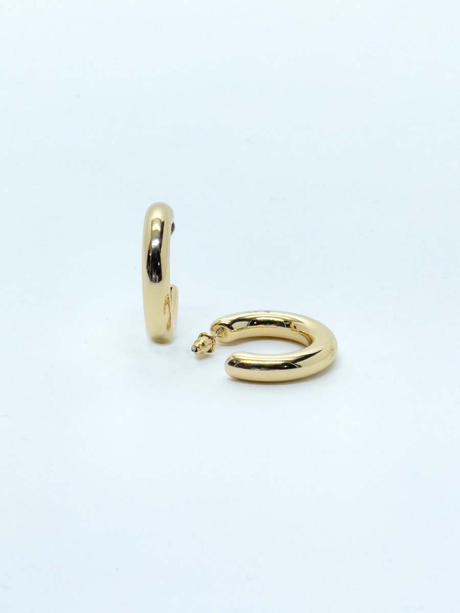 Set de trois boucles d’oreilles créoles dorées et effet écaille pour femme