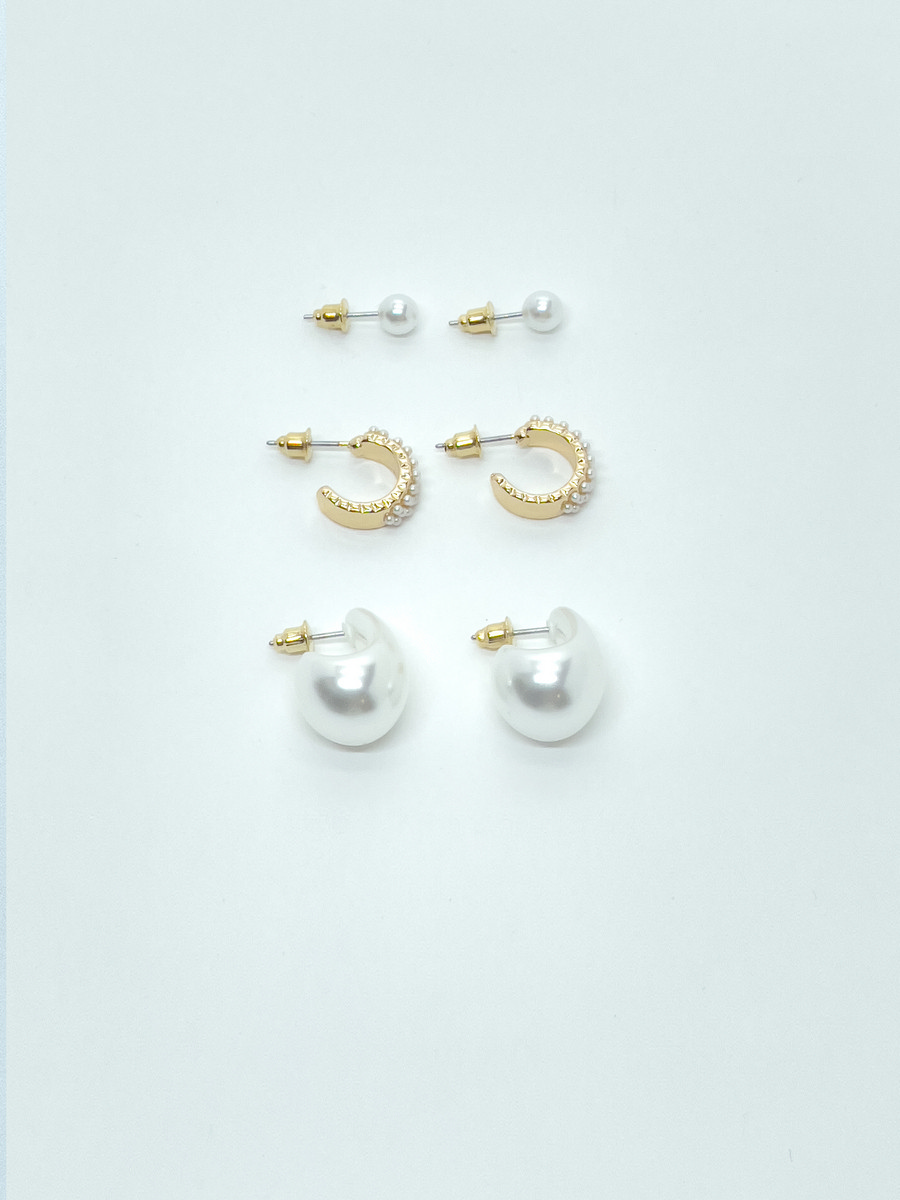 Set de trois boucles d’oreilles créoles dorées avec effet perle pour femme