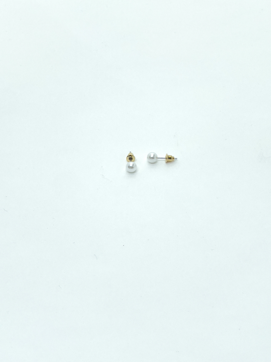 Set de trois boucles d’oreilles créoles dorées avec effet perle pour femme 1