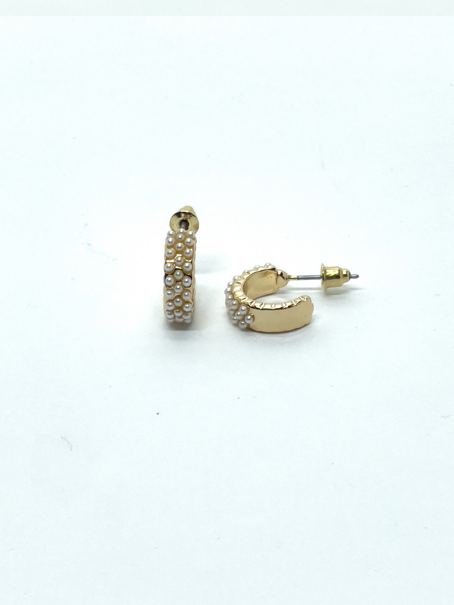 Set de trois boucles d’oreilles créoles dorées avec effet perle pour femme 3