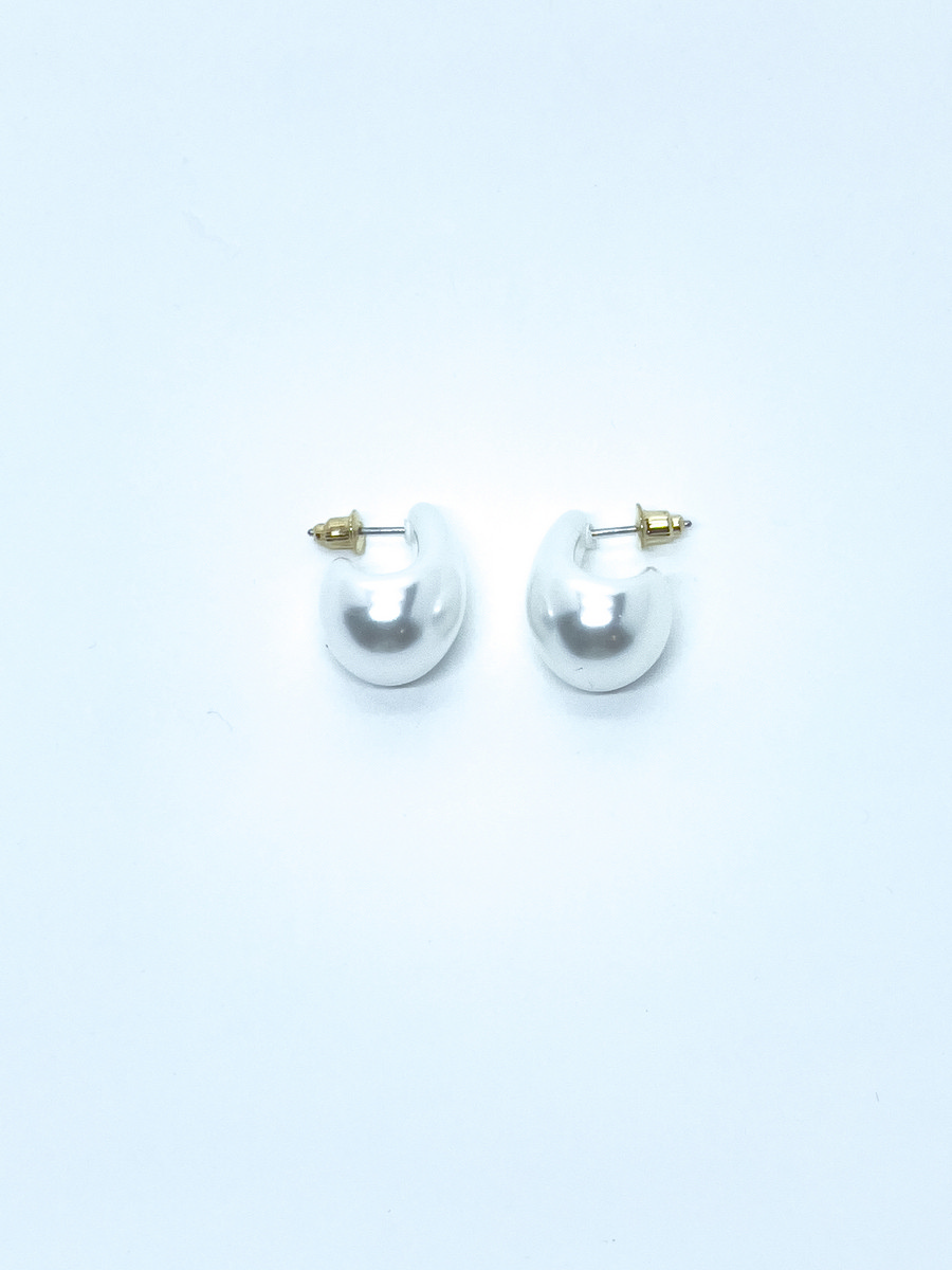 Set de trois boucles d’oreilles créoles dorées avec effet perle pour femme 4