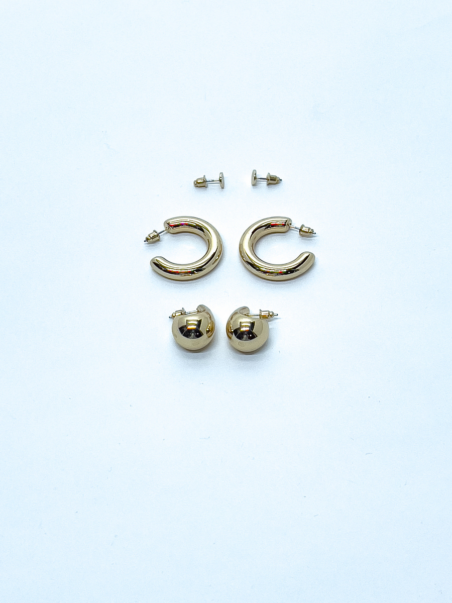 Set de trois boucles d’oreilles dorées combinées avec fermoir pour femme