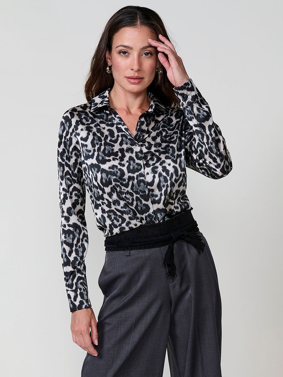 Satin-finish women's shirt with animal print, shirt collar and button closure. Elegant and versatile.