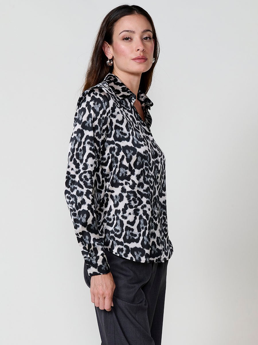 Satin-finish women's shirt with animal print, shirt collar and button closure. Elegant and versatile.