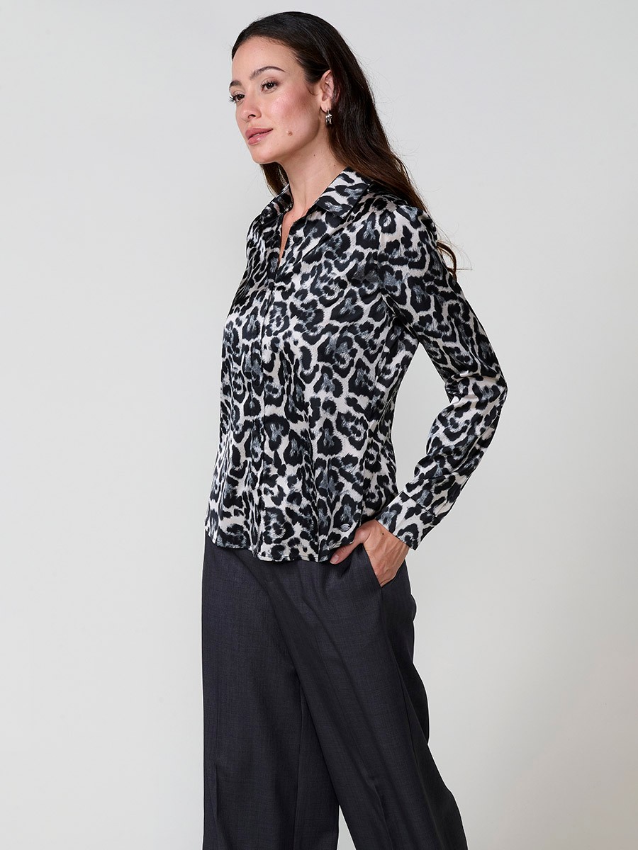 Satin-finish women's shirt with animal print, shirt collar and button closure. Elegant and versatile.