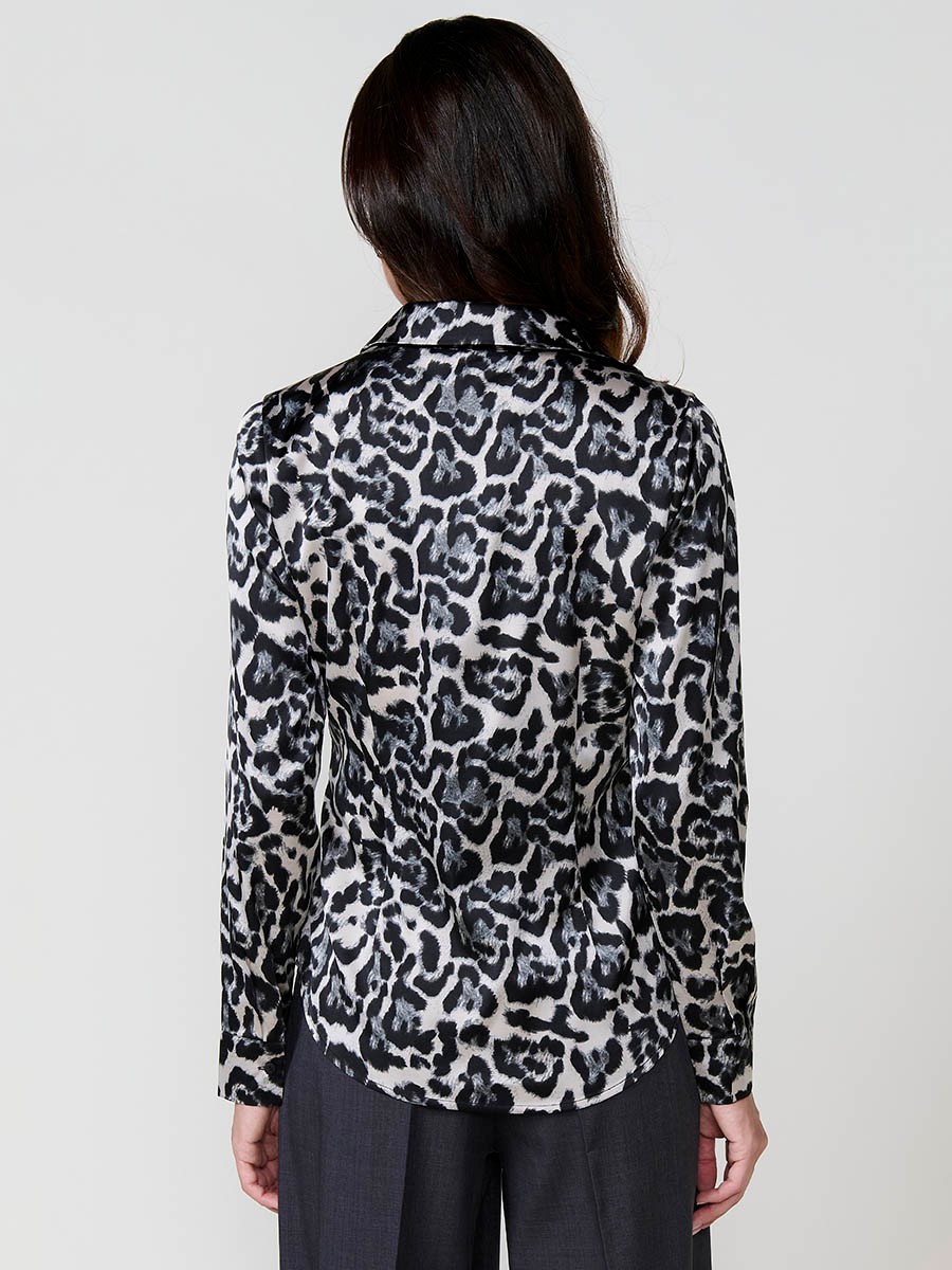 Satin-finish women's shirt with animal print, shirt collar and button closure. Elegant and versatile.