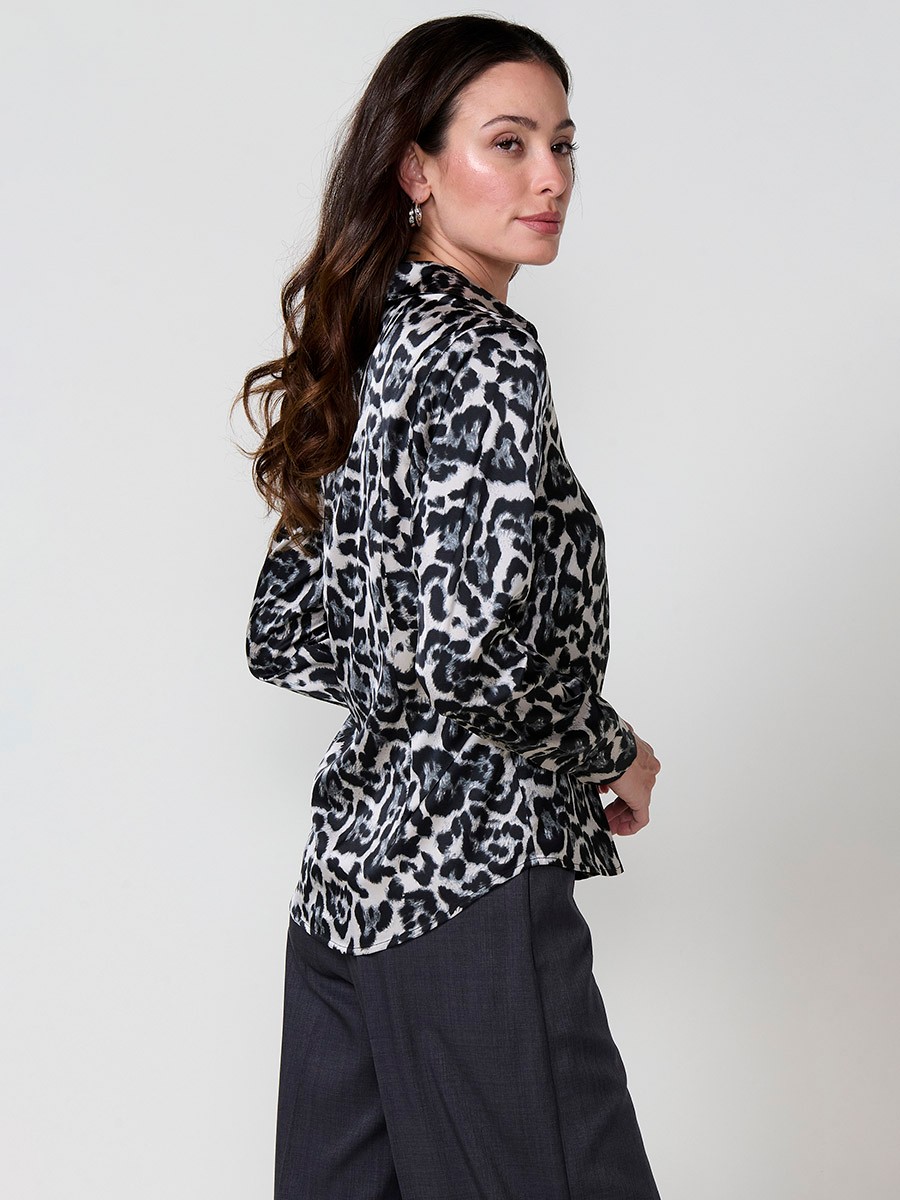 Satin-finish women's shirt with animal print, shirt collar and button closure. Elegant and versatile.