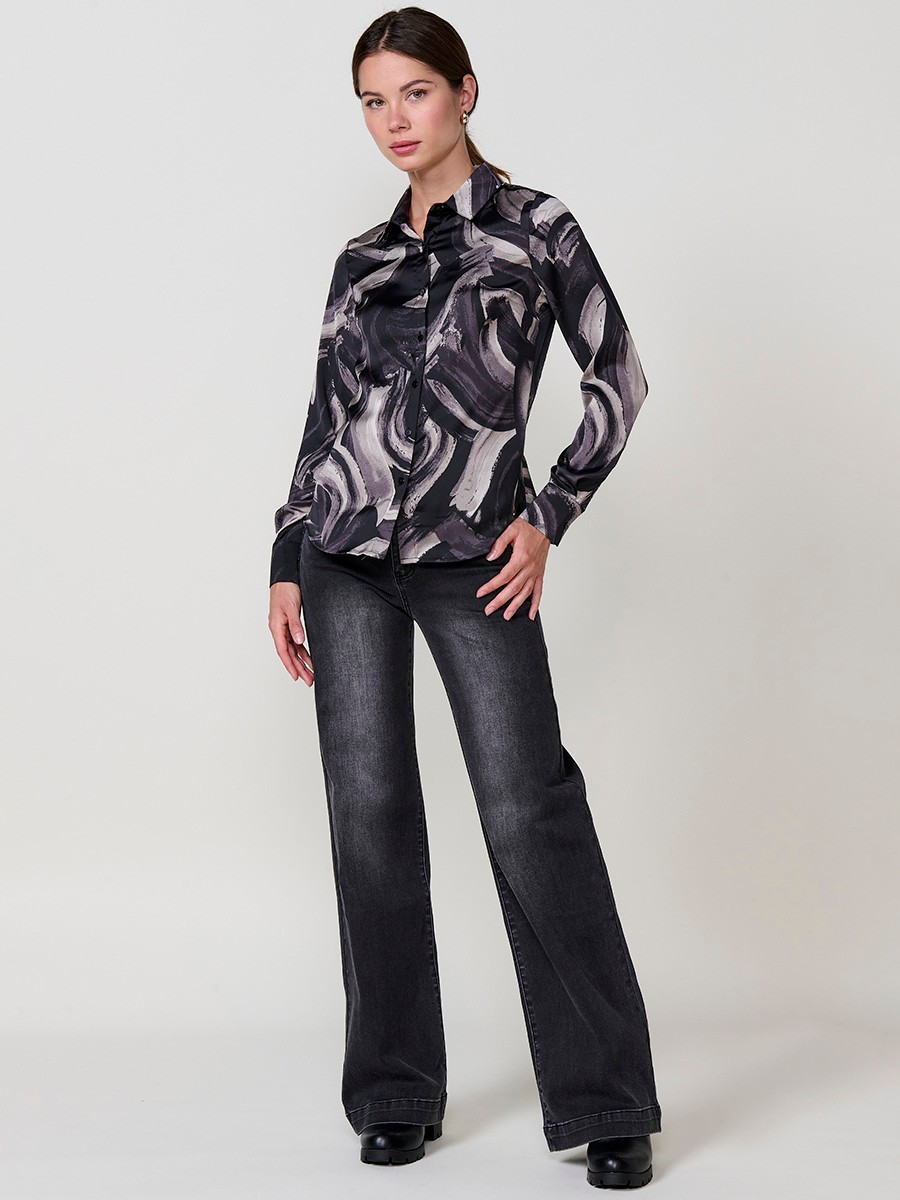 Women’s satin shirt with abstract print, shirt collar and front buttons.