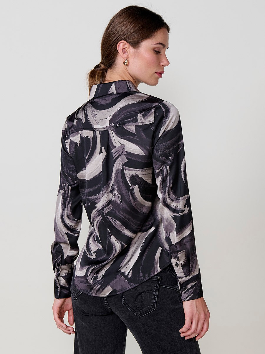 Women’s satin shirt with abstract print, shirt collar and front buttons.