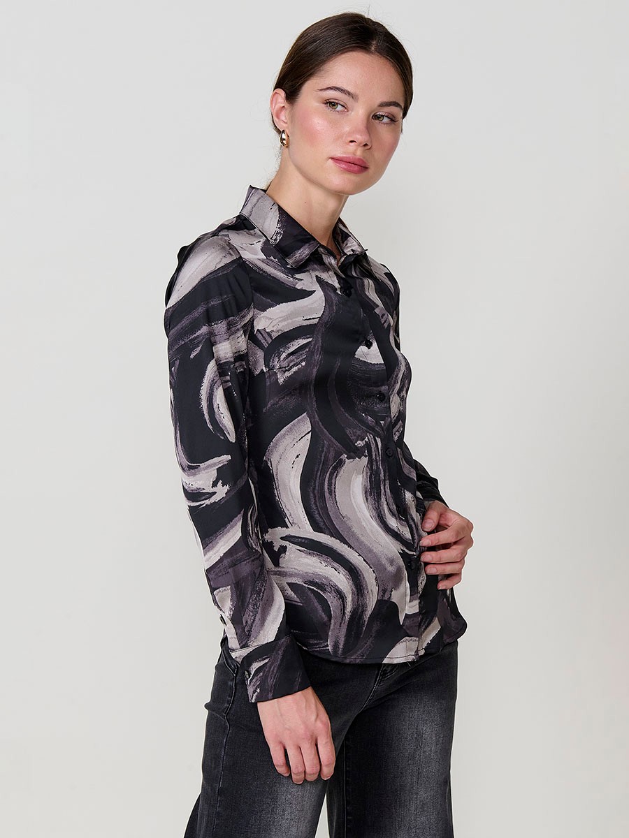 Women’s satin shirt with abstract print, shirt collar and front buttons.