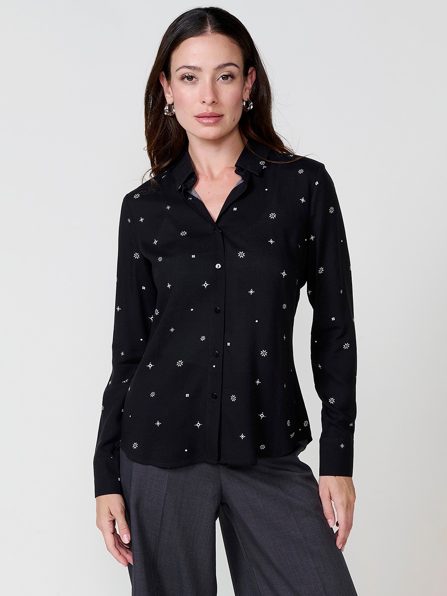 Women’s poplin shirt with tie-style print, shirt collar and button closure.