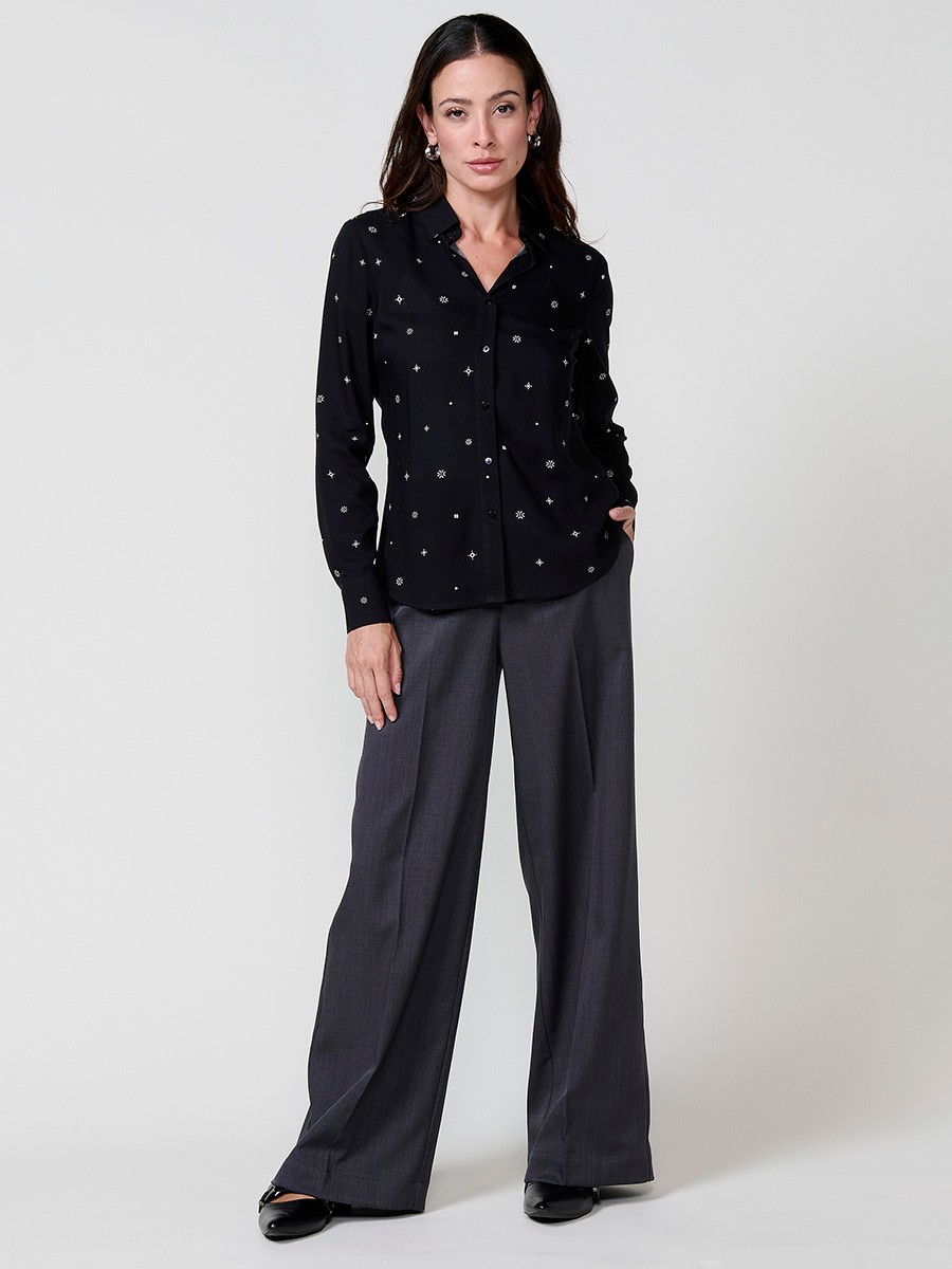 Women’s poplin shirt with tie-style print, shirt collar and button closure.