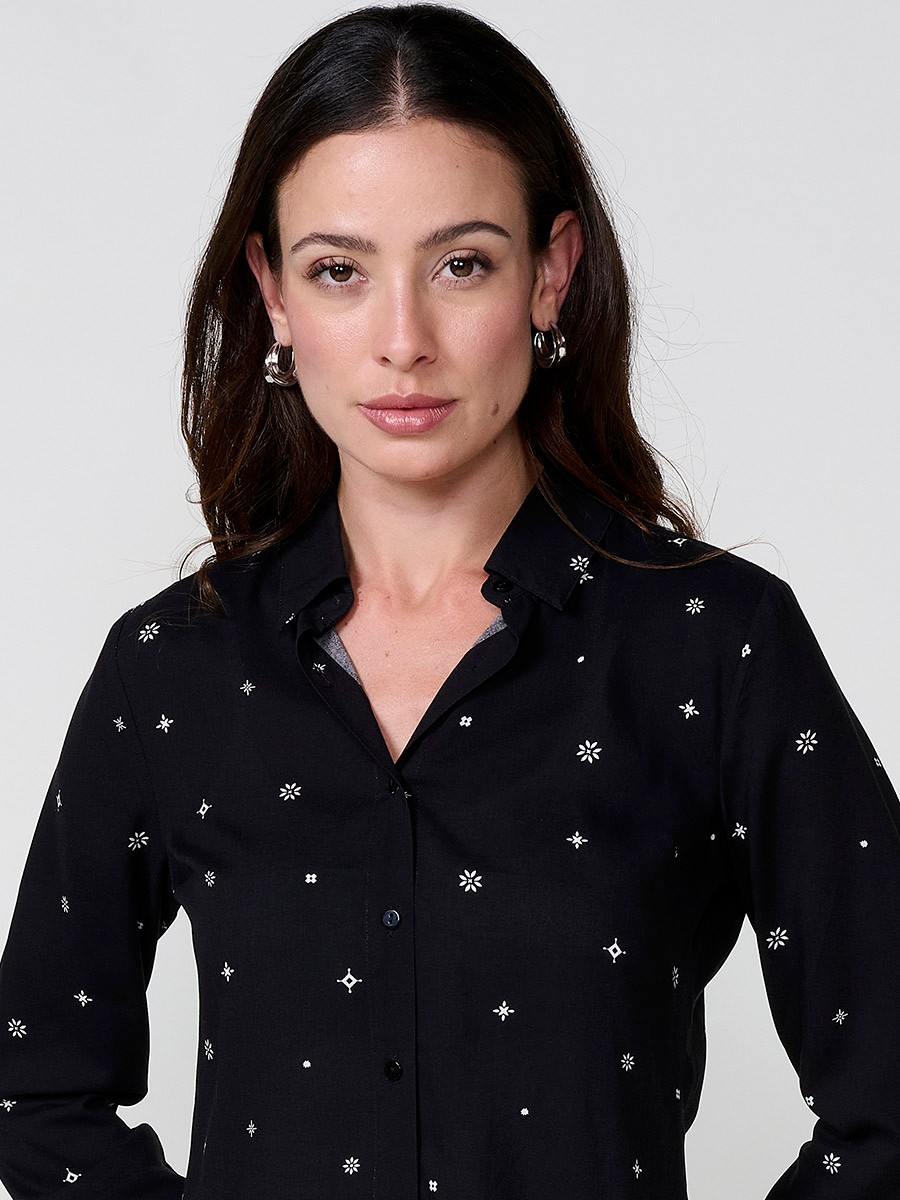 Women’s poplin shirt with tie-style print, shirt collar and button closure.