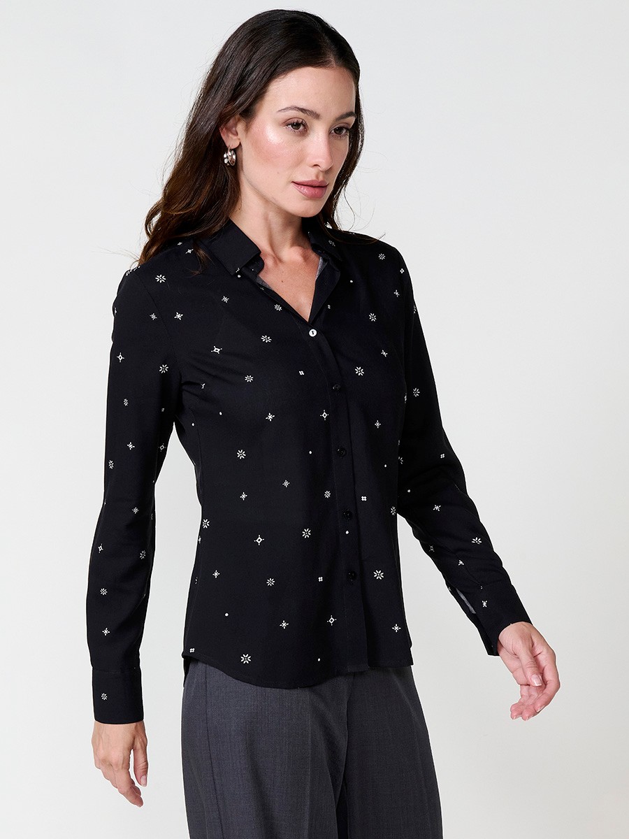 Women’s poplin shirt with tie-style print, shirt collar and button closure.