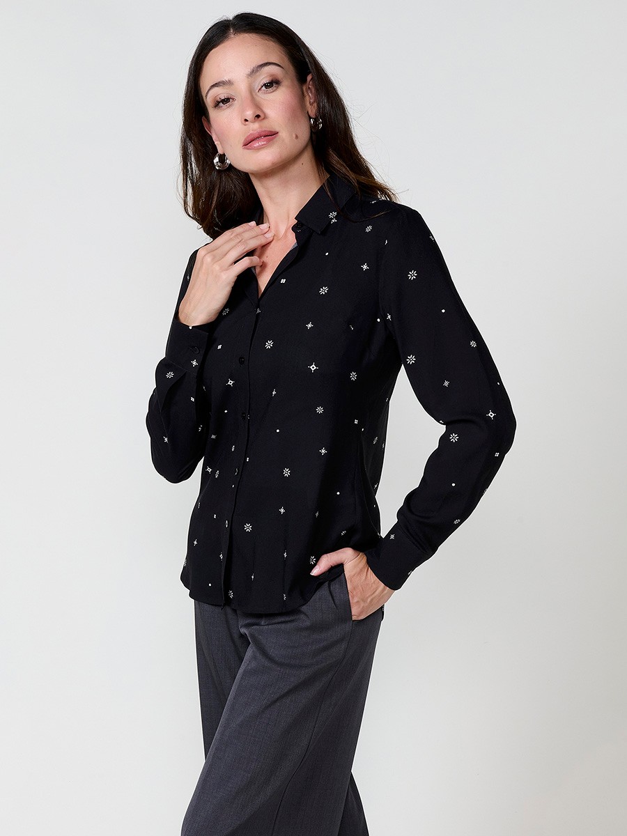 Women’s poplin shirt with tie-style print, shirt collar and button closure.