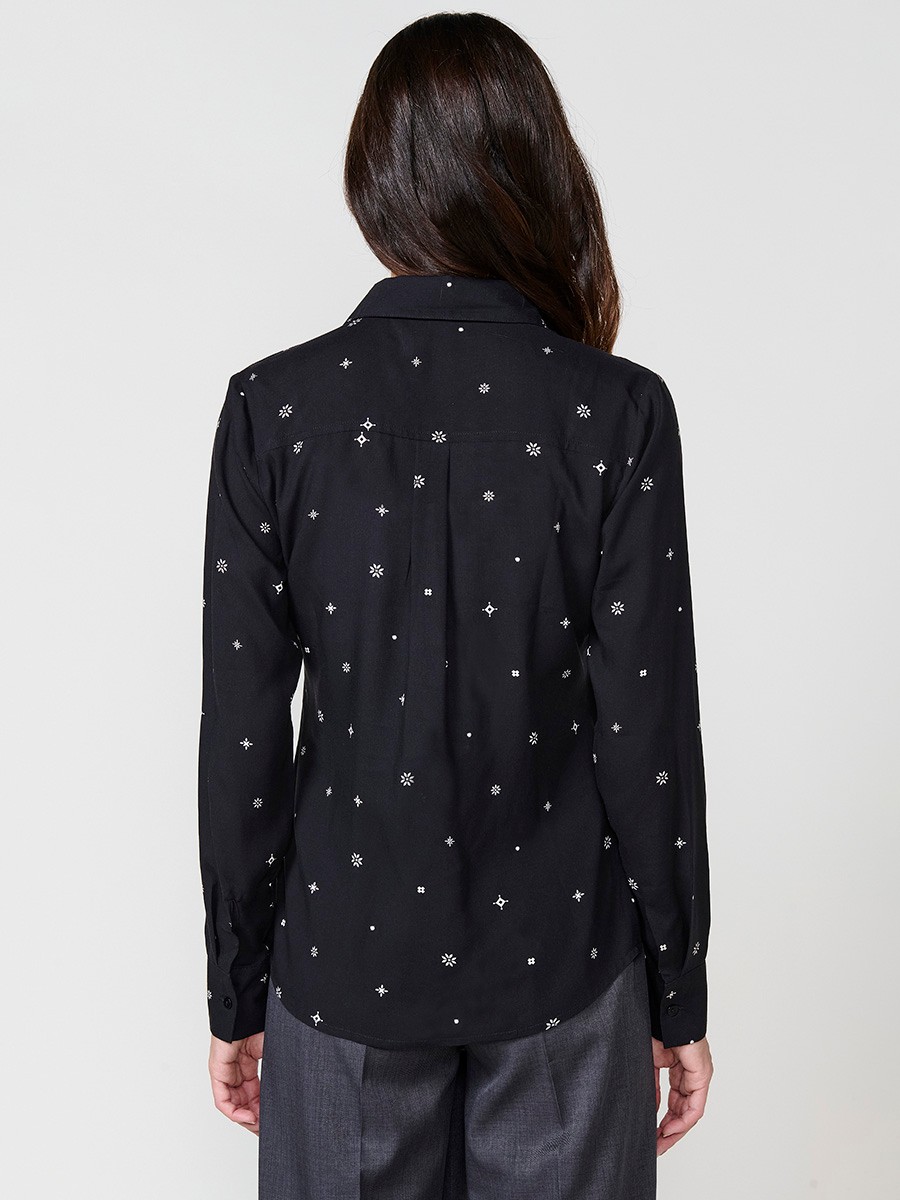 Women’s poplin shirt with tie-style print, shirt collar and button closure.