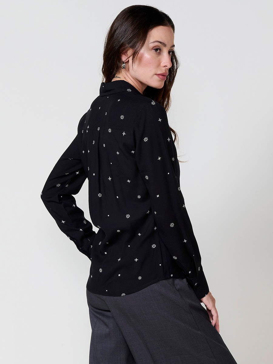 Women’s poplin shirt with tie-style print, shirt collar and button closure.