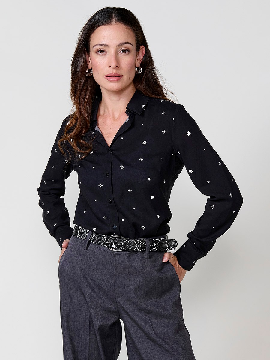 Women’s poplin shirt with tie-style print, shirt collar and button closure.