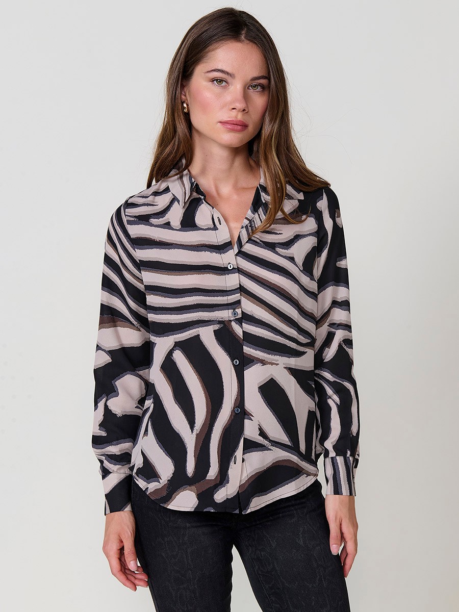 Women’s satin shirt with animal print, classic shirt collar, long sleeves with button cuffs and button front closure.