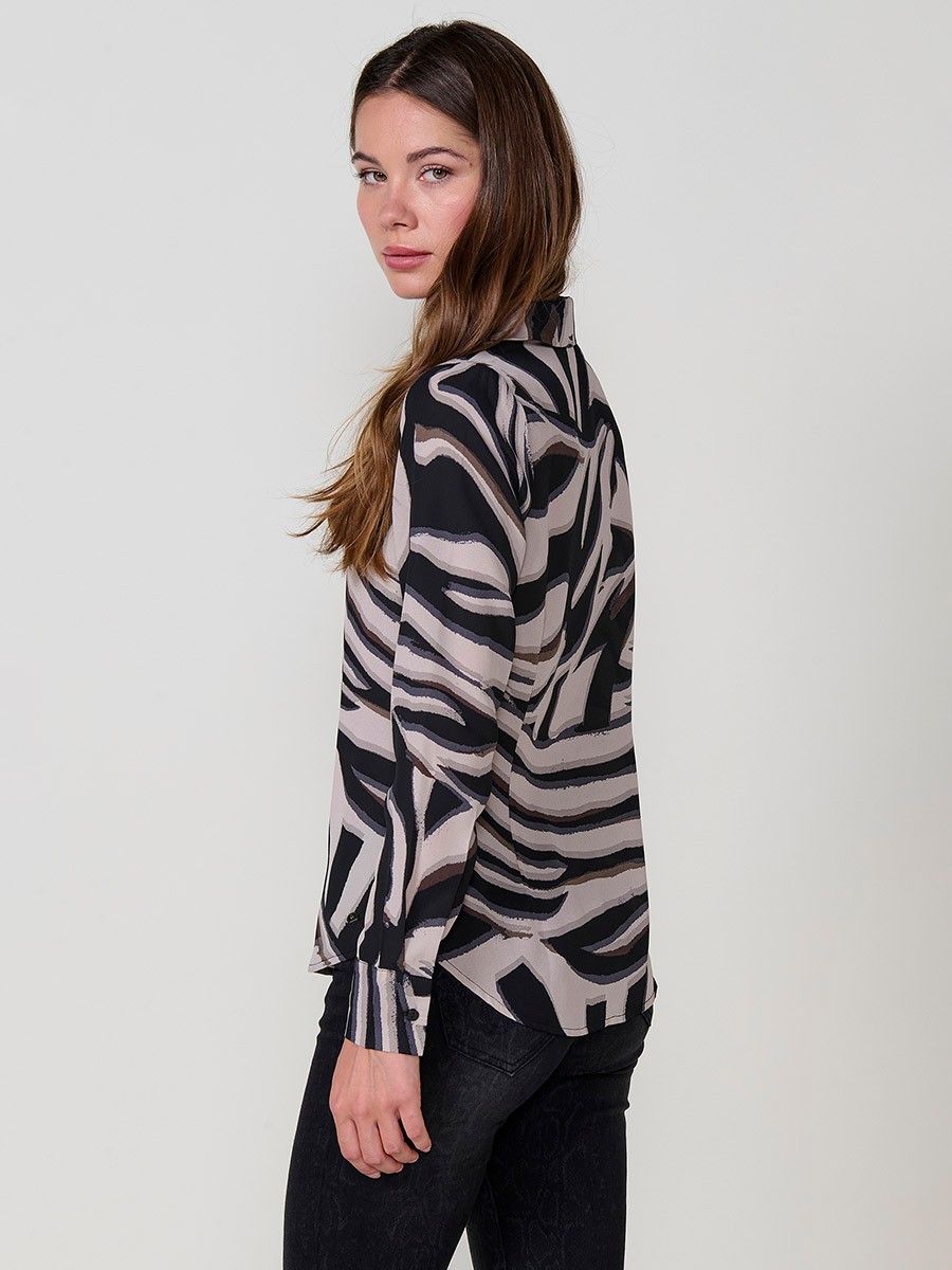 Women’s satin shirt with animal print, classic shirt collar, long sleeves with button cuffs and button front closure.