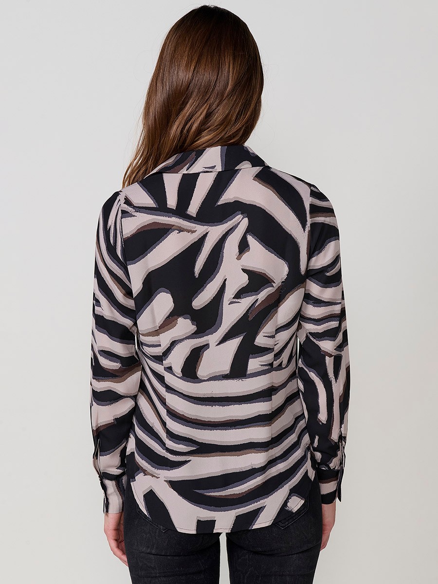Women’s satin shirt with animal print, classic shirt collar, long sleeves with button cuffs and button front closure.