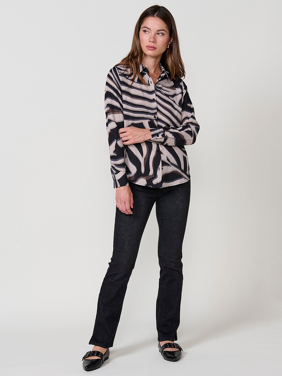 Women’s satin shirt with animal print, classic shirt collar, long sleeves with button cuffs and button front closure.