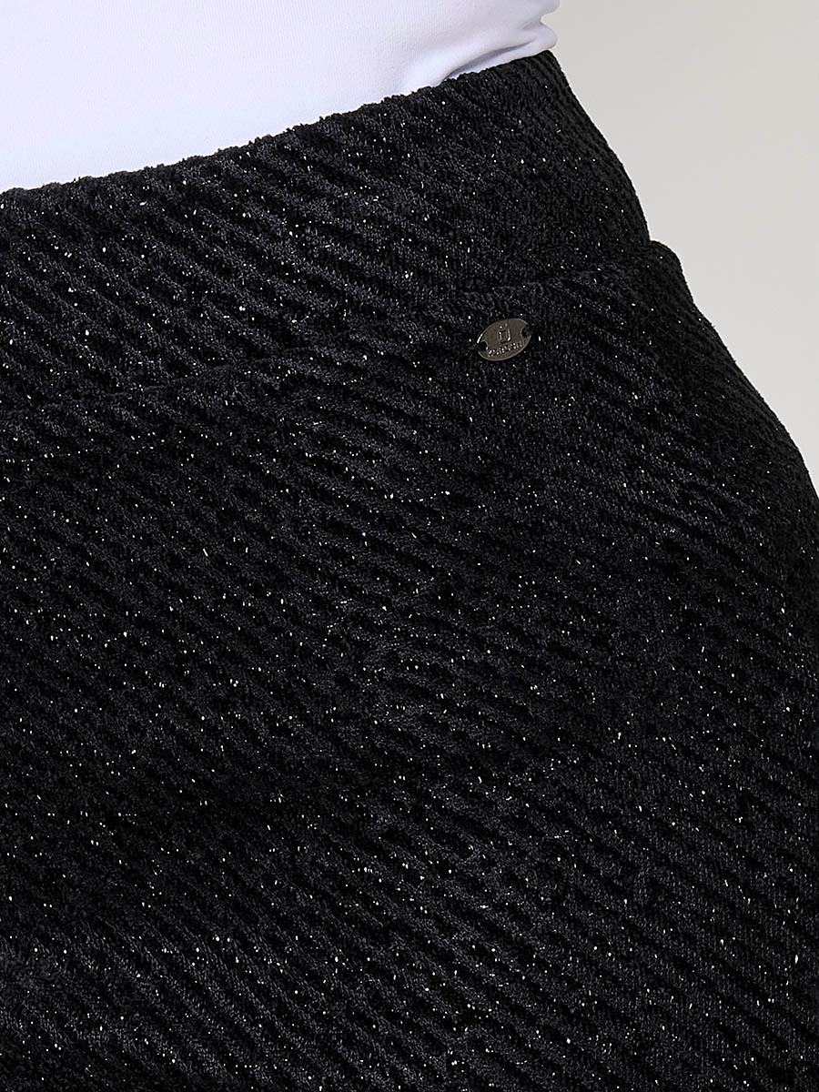 Falda corta para mujer con tejido elástico, acabado brillante y forro interior.