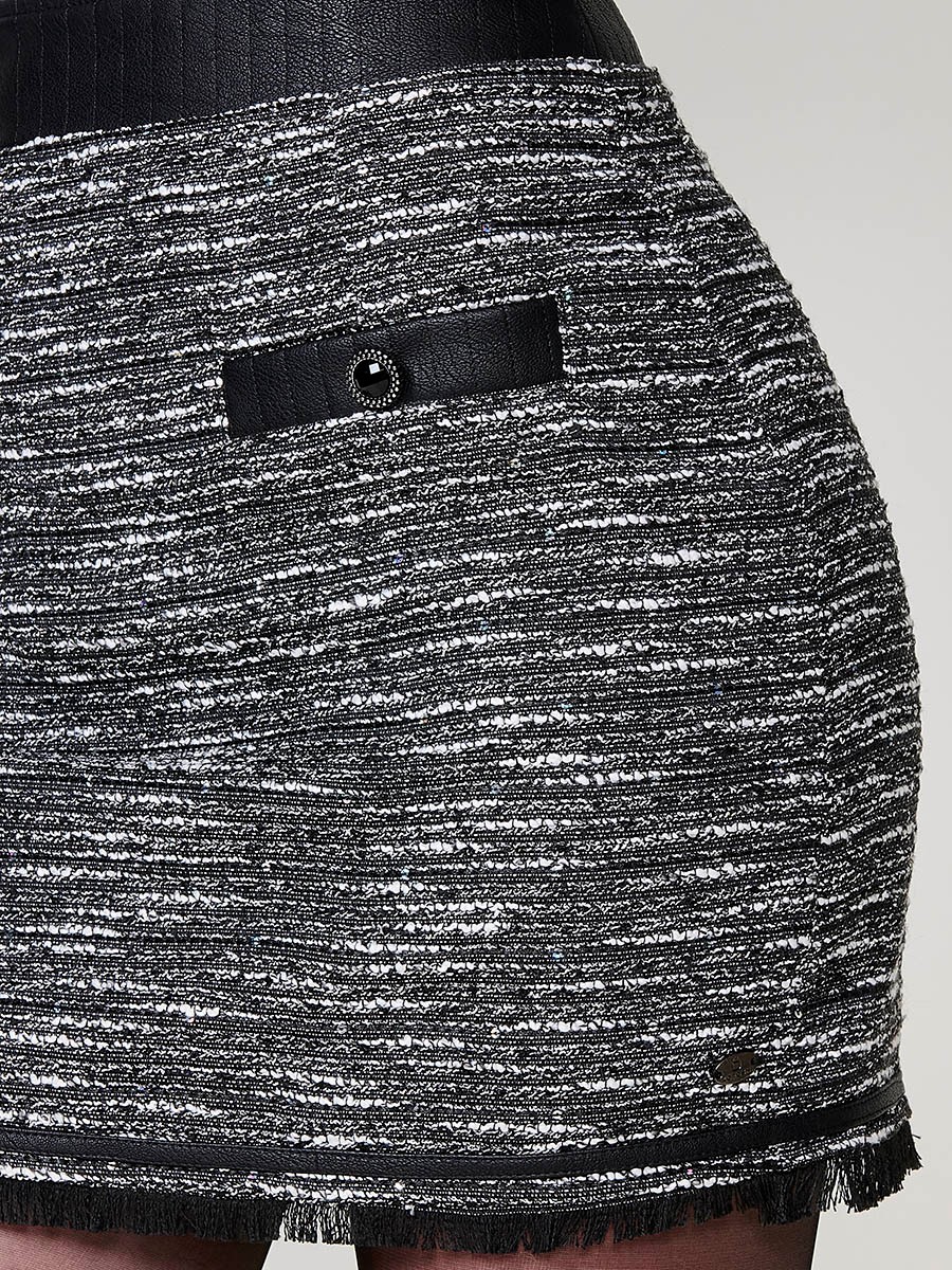 Damenrock aus Tweed mit Mini-Pailletten, Zierknöpfen, Kunstlederdetails und ausgefranstem Saum.